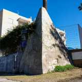 Una piramide alta pi� di tre metri posta sul ciglio di una strada. � ci� che � possibile ammirare a Torre a Mare, quartiere marinaro di Bari, l� dove da decenni si erge solitaria una scultura in pietra che saluta coloro che percorrono via Morelli e Silvati